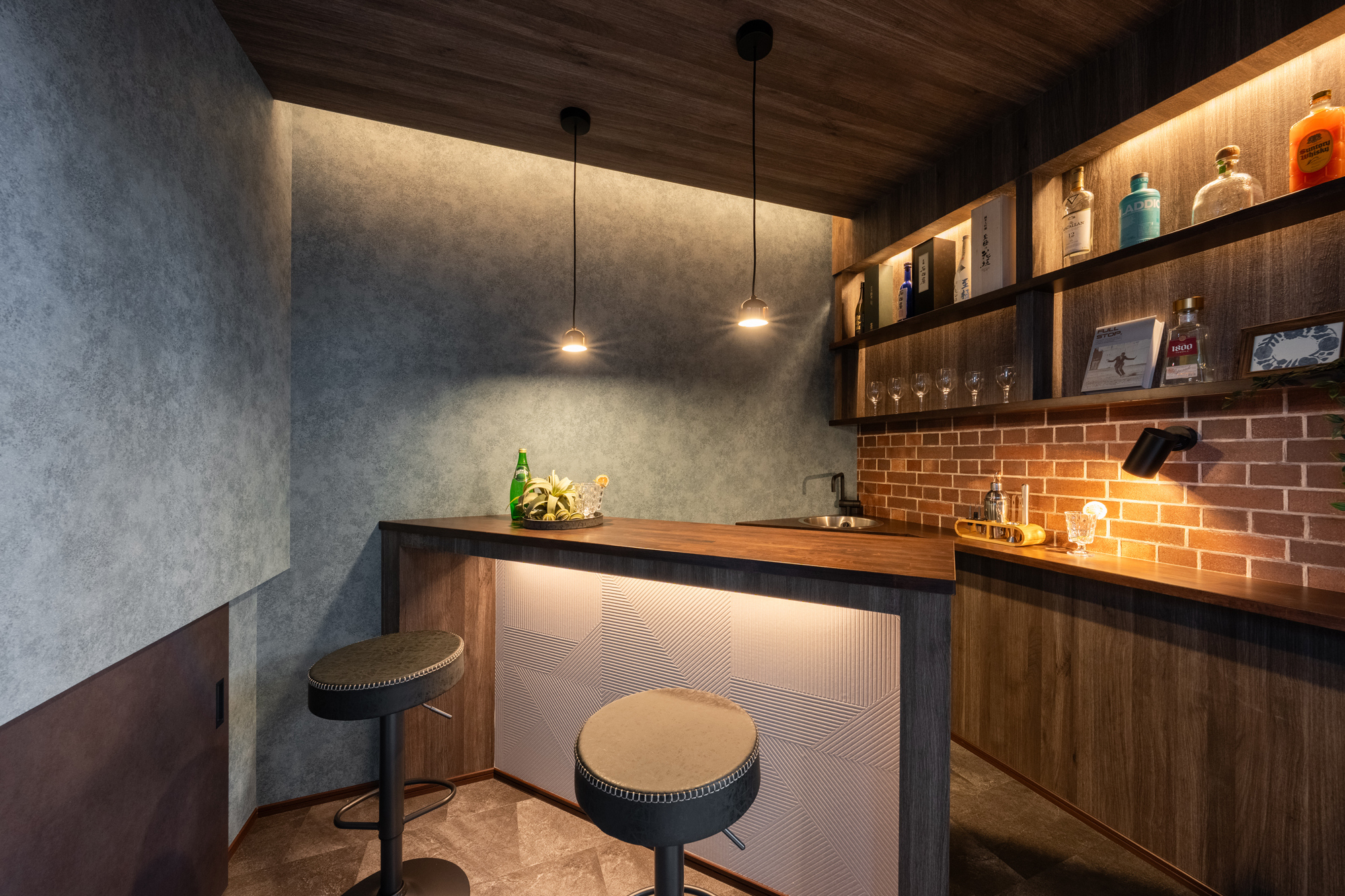 男心をくすぐる隠れ家ラウンジ