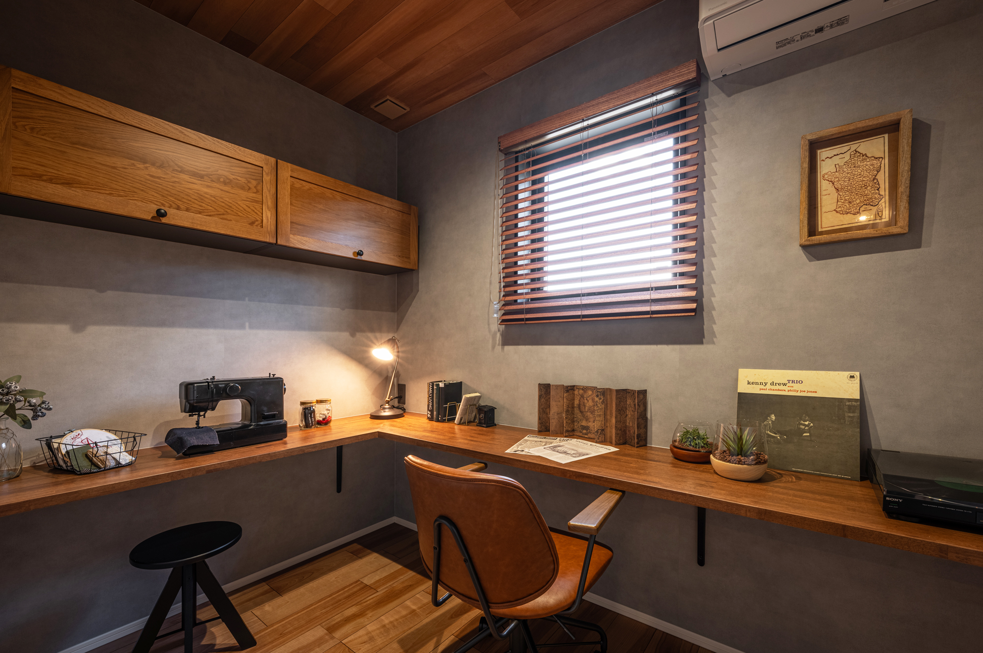 時間帯で使い方を変えられる書斎