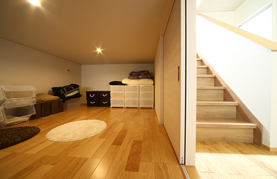 1.5階のスキップフロア｜狭小間口に対応する空間設計｜石友ホーム