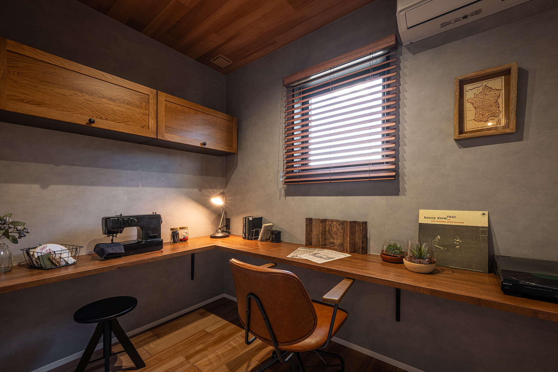 時間帯で使い方を変えられる書斎