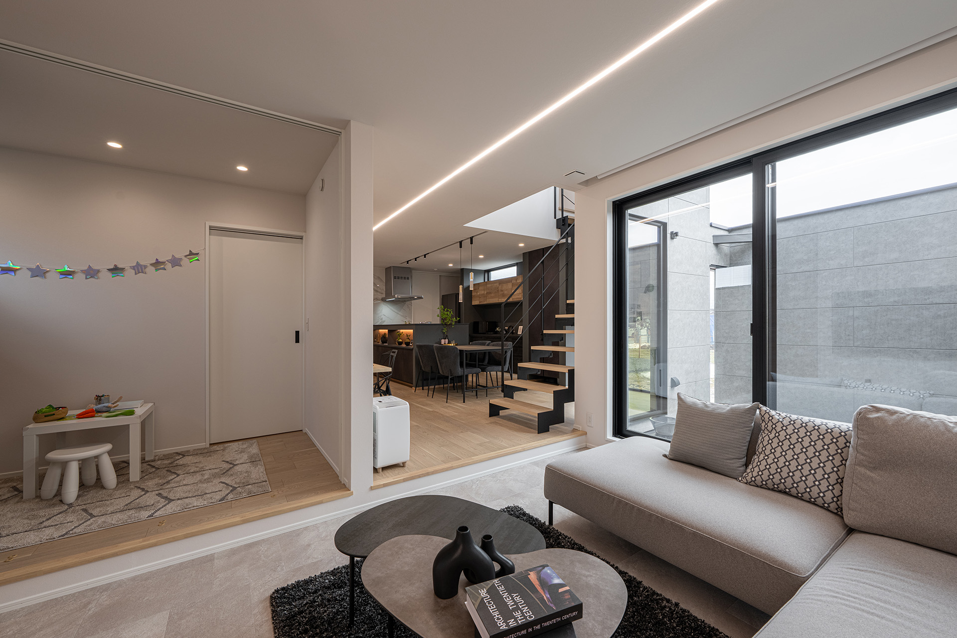 光が差し込むサブリビング