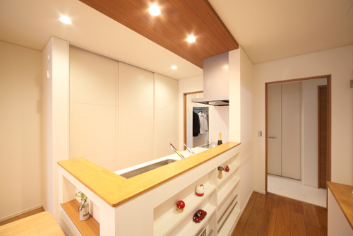 住まいを縦断する水廻り動線