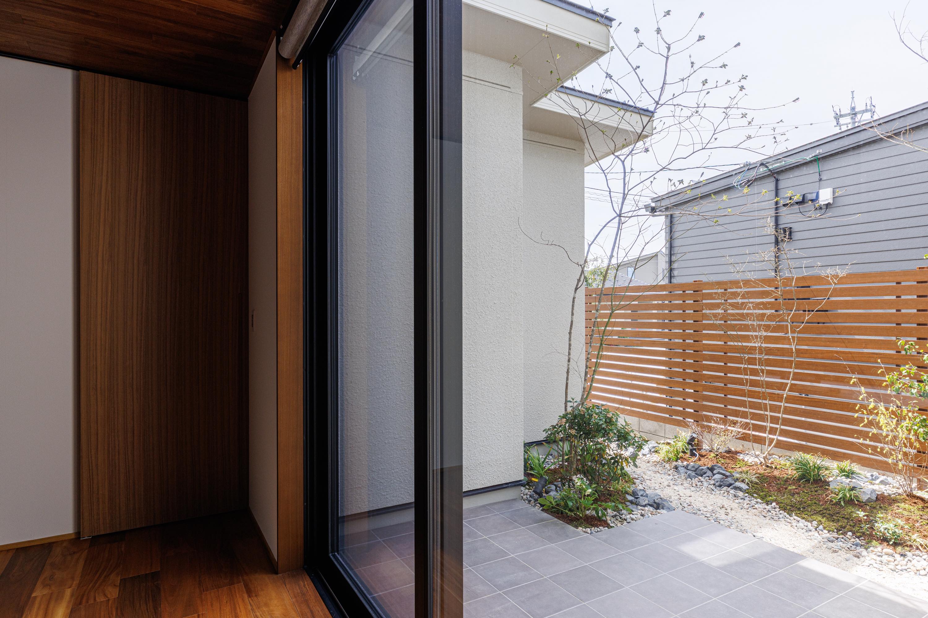 プライバシーを確保した中庭テラス