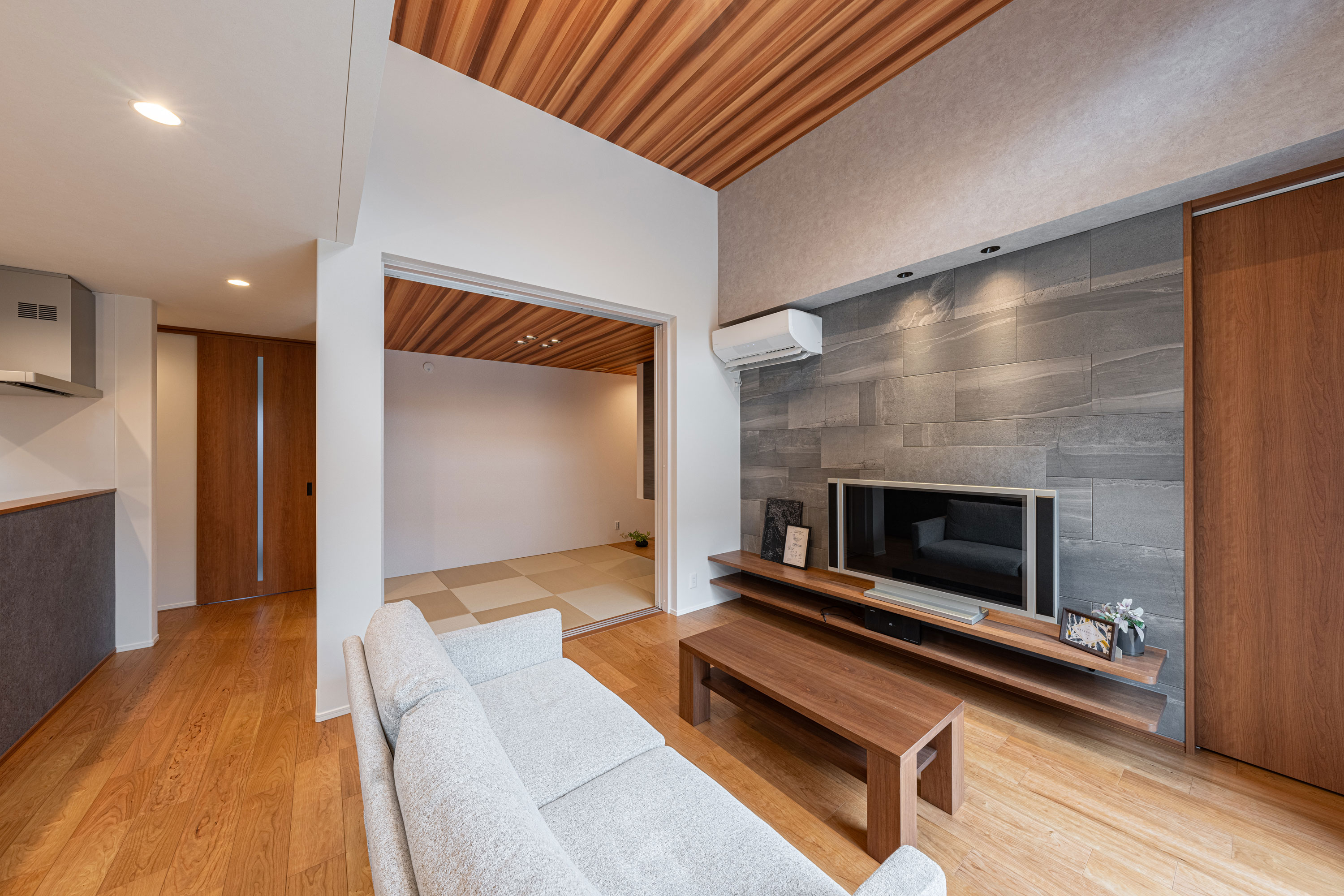 光と空間が家族の暮らしをゆたかにする家｜石友ホーム｜建築実例