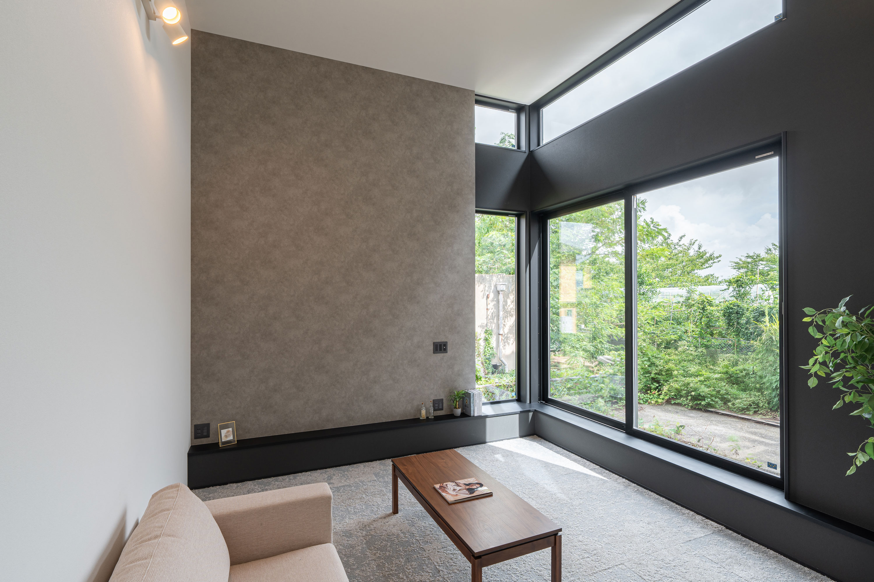 敷地環境を活かしリビングから借景を楽しむ家